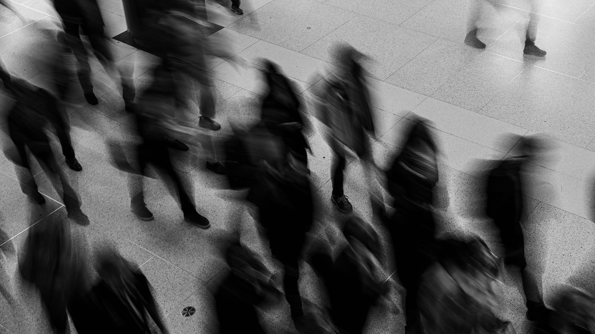 Pessoas em movimento captadas em longa exposição, vista de cima